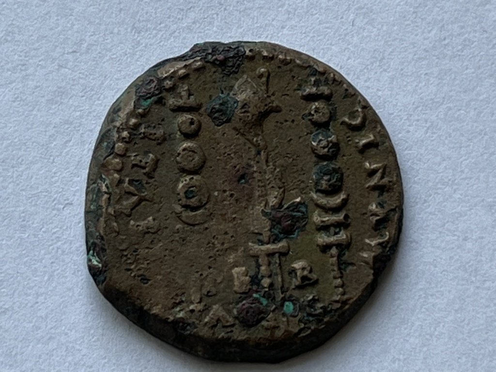 Semis de Itálica, época de Augusto. MVNIC - ITALIC / PER - AVG. Enseñas y águila legionaria. Img_6611