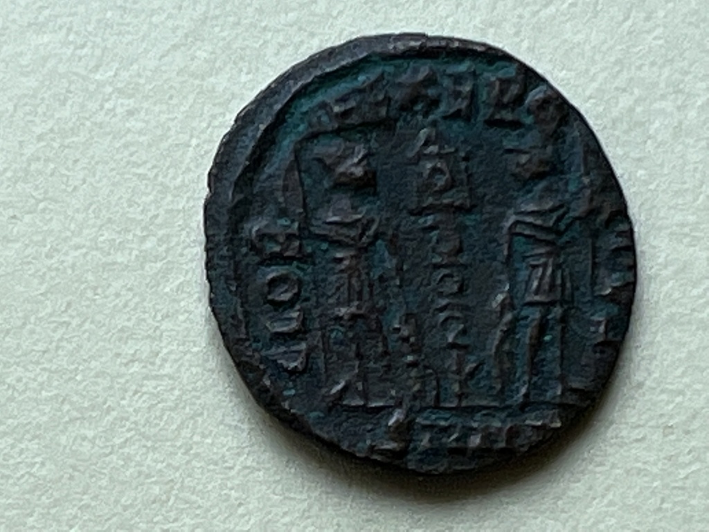 AE4 conmemorativa de Constantinopla. GLOR-IA EXERC-ITVS. Estandarte entre dos soldados.  Img_7311