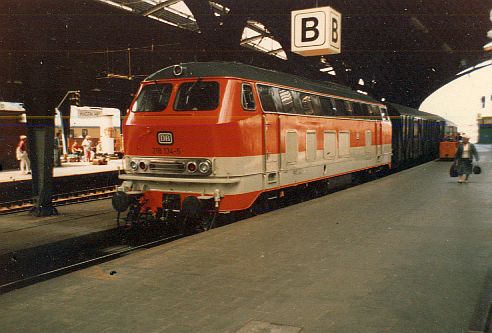 Die Diesellok der DB Baureihe 218 in CityBahn-Lackierung 218_1310