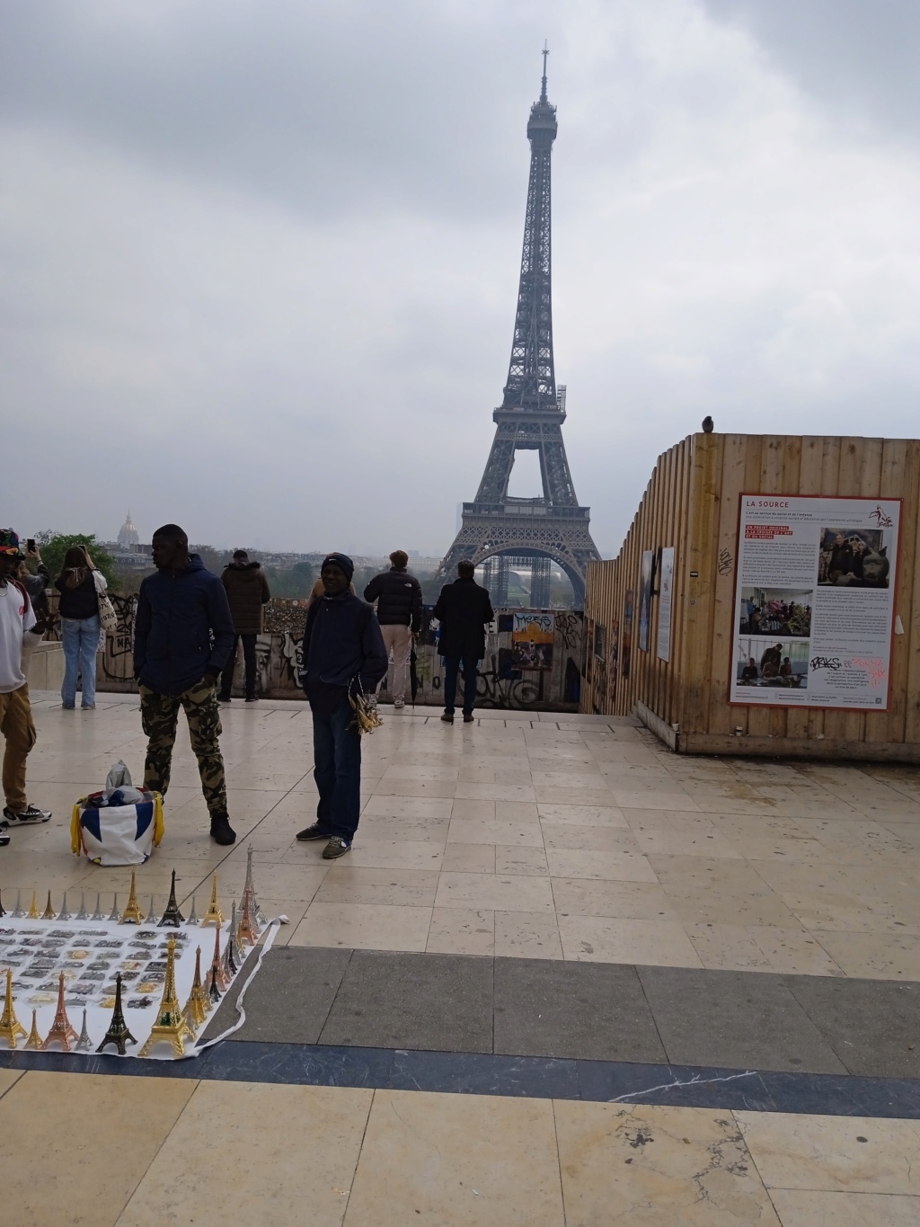 La tour Eiffel,  une honte pour le tourisme et la France  Img_2122