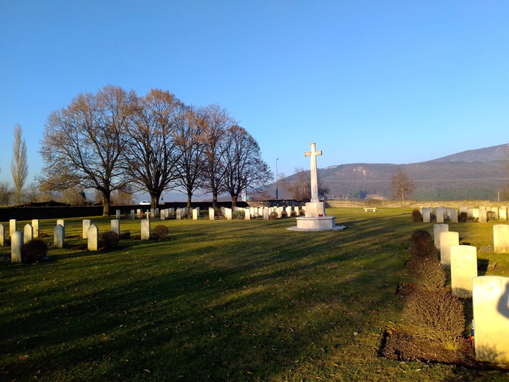 Une tombe française au cimetière britannique de Budapest  Img_2200