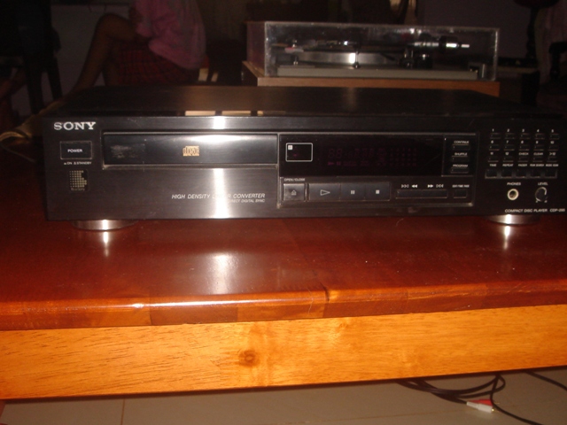Sony CDP-295 CD player (Used) Dsc06010