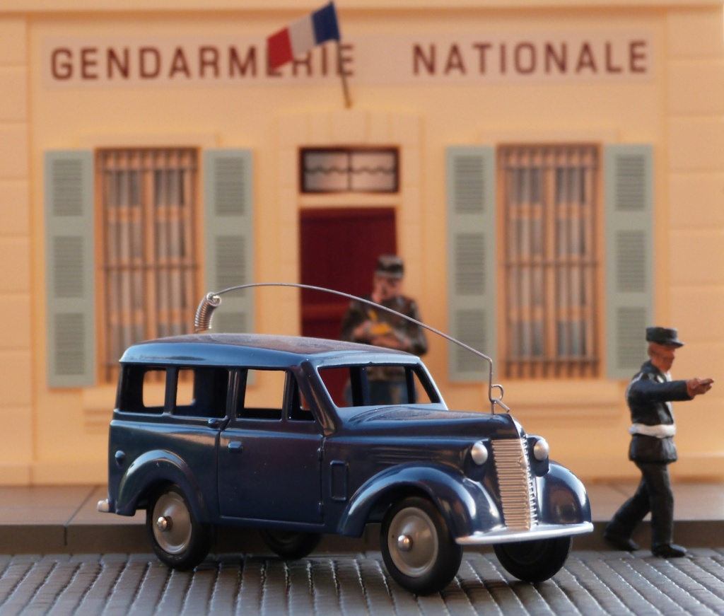 C.I.J. Ref.: 3/69 - Renault Dauphinoise Gendarmerie 968fee11