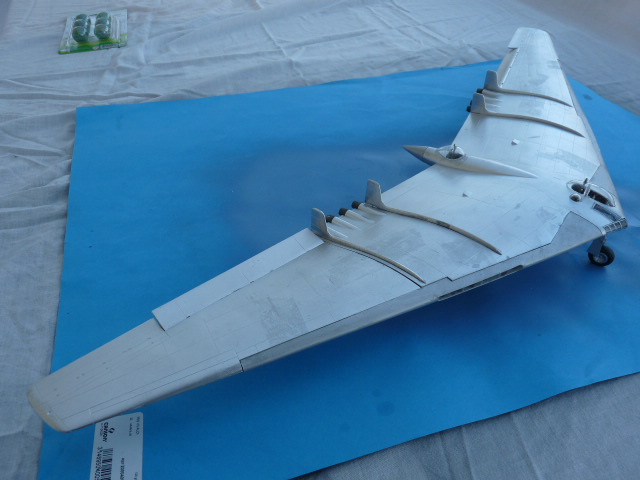 [Italeri] Northrop YB-49 Flying Wing P1020421