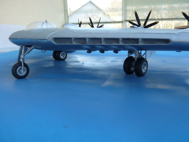 [Italeri] Northrop X/YB-35 Flying Wing P1020454