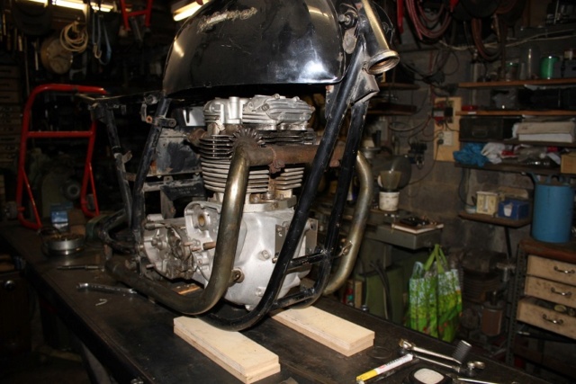 Moteur Triumph dans cadre 350  Img_5612