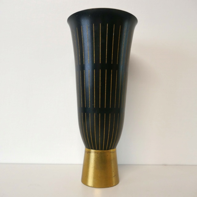Mid Century brass vase - Japanese? P1220810