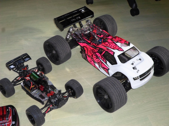 E-Revo's 1/16 Brushless 3S (380/540) - Page 22 Sam_7911