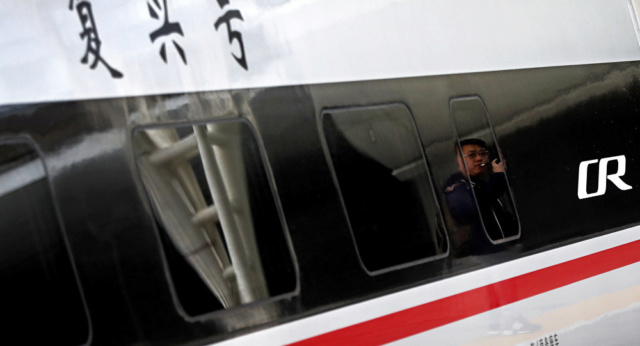 الصين تبني مسار سكة حديد في أقل من 4 ساعات (فيديو) Nb-23711