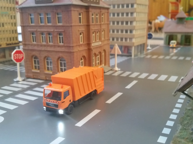 Laminat-Bahning mit Märklin, Wiking Control Müllwagen und Carson RC Samba Bully 20181210