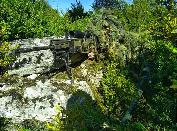 L’armée de Terre teste un nouveau calculateur balistique destiné aux tireurs d’élite Eeeeee12