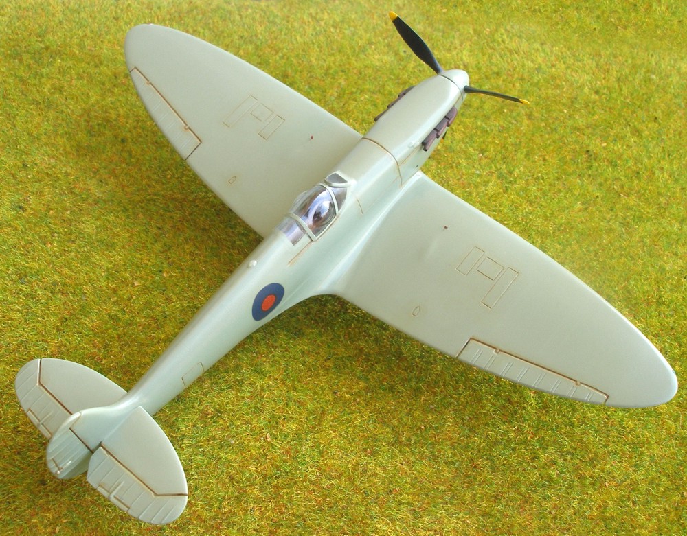 [AIRFIX] SUPERMARINE SPITFIRE PR Ia Réf 61071 - Page 2 Spitfi52