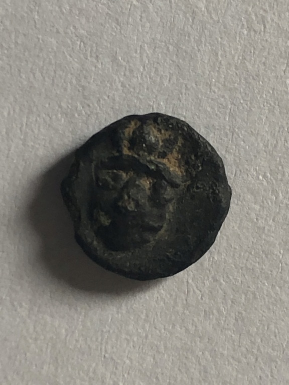 Divisor incierto en bronce. Atenea con ureus/Atenea (?). Siglo III a.C. Dd18dd10