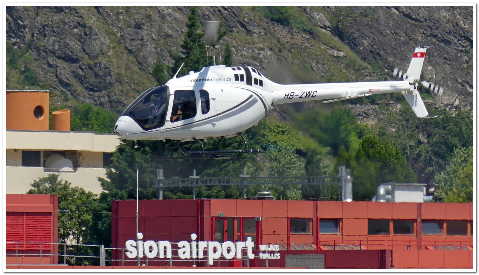 [LSGS] Aéroport de Sion - Page 2 Bell_512