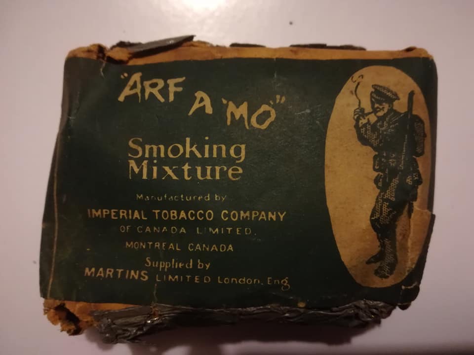 Tabac, cigarettes, allumettes : les objets du fumeur Arf_a_10