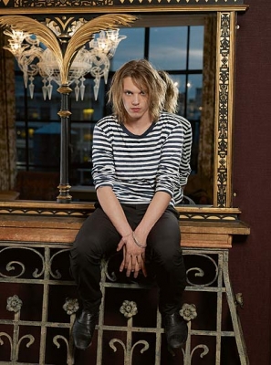 Jamie Campbell Bower [Caius] : Les photos - Page 3 Normal13