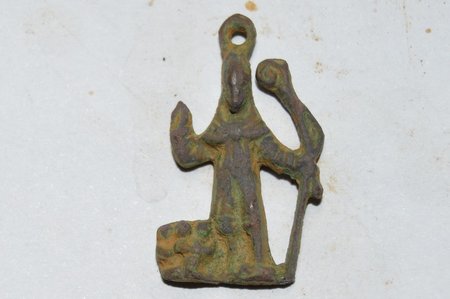 Médaille Saint Nicolas, tenant une crosse et bénissant les trois enfants XVIIe  Csc_0010