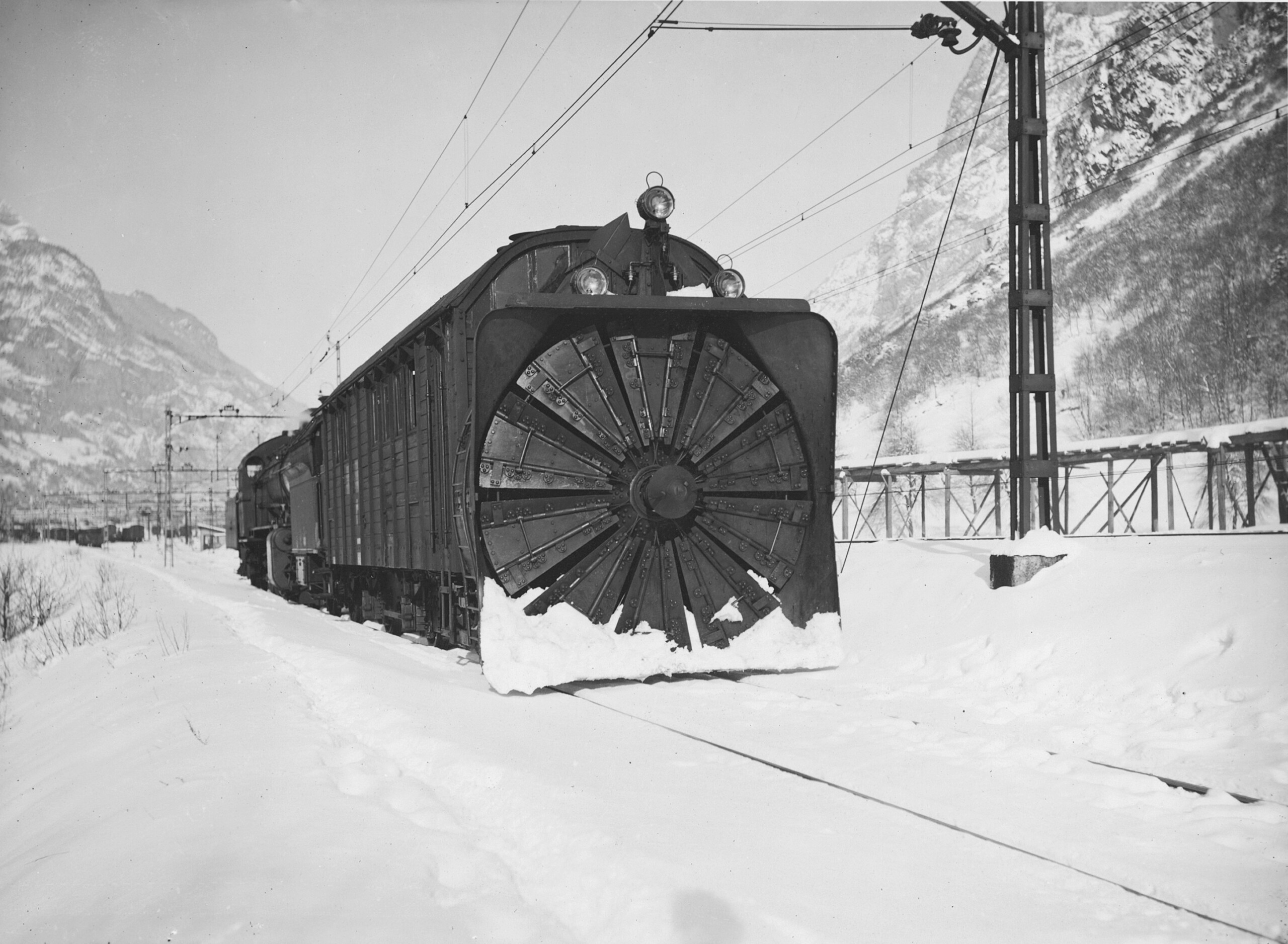 Chasse-neige a vapeur Xrot n° 100 des CFF & R12 de la DFB (en Suisse) Sbb_hi10