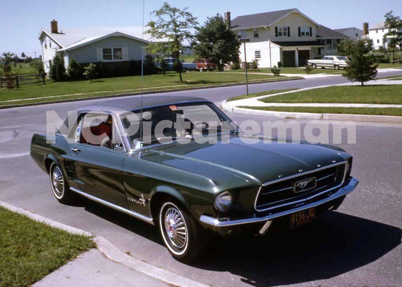 Photo d'époque avec des Mustang 1967 ou 1968 Photo_10