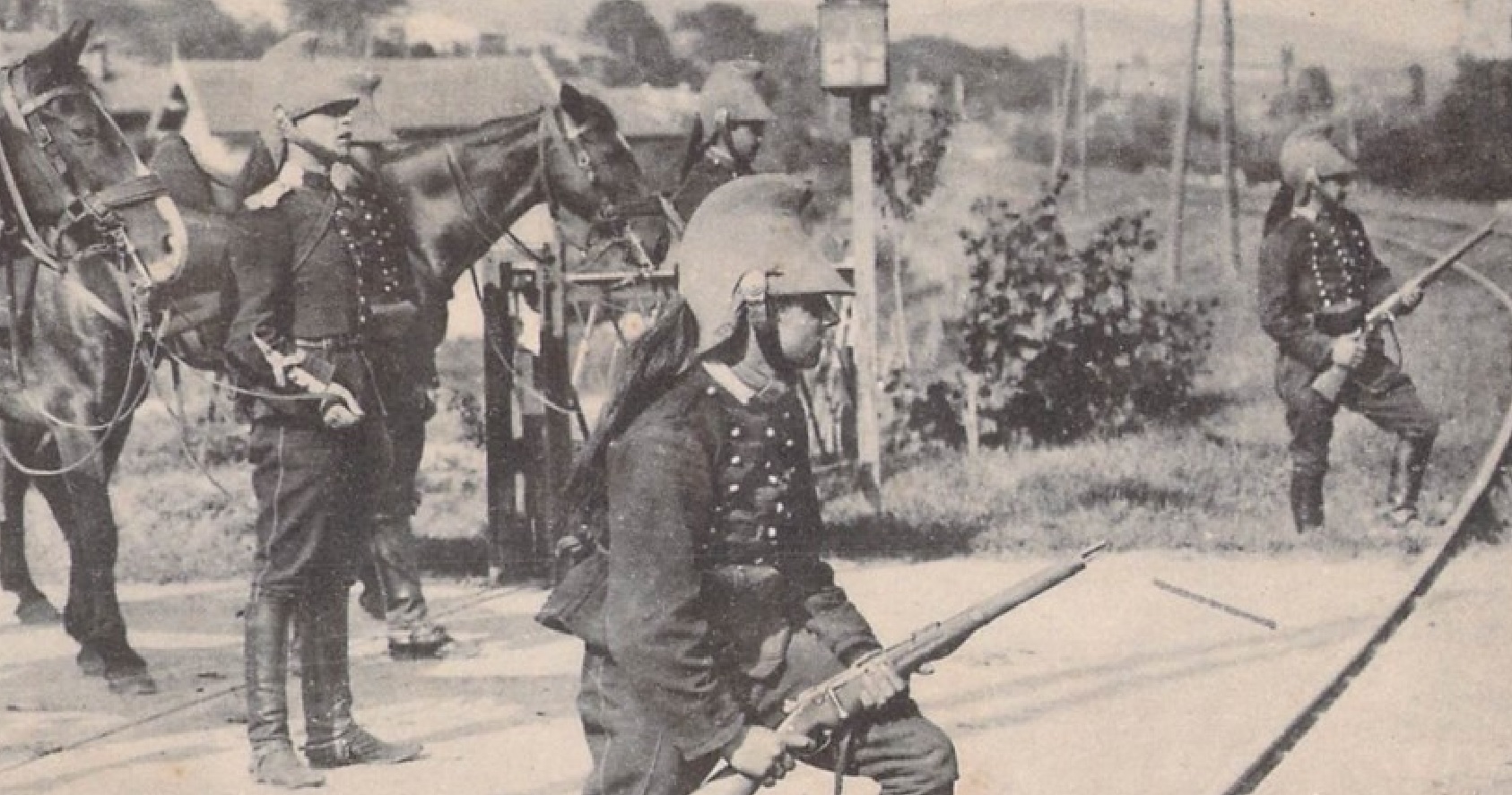 Le couvre-casque de cavalerie, de gendarmerie et d'artillerie  Sans_t90