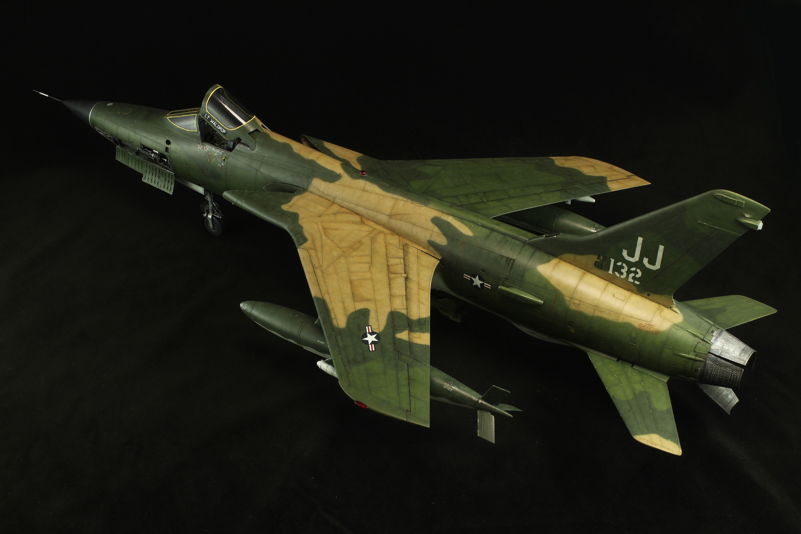[Trumpeter] Republic F-105D Thunderchief  "Hanoï Special" 1/32 Img_3614