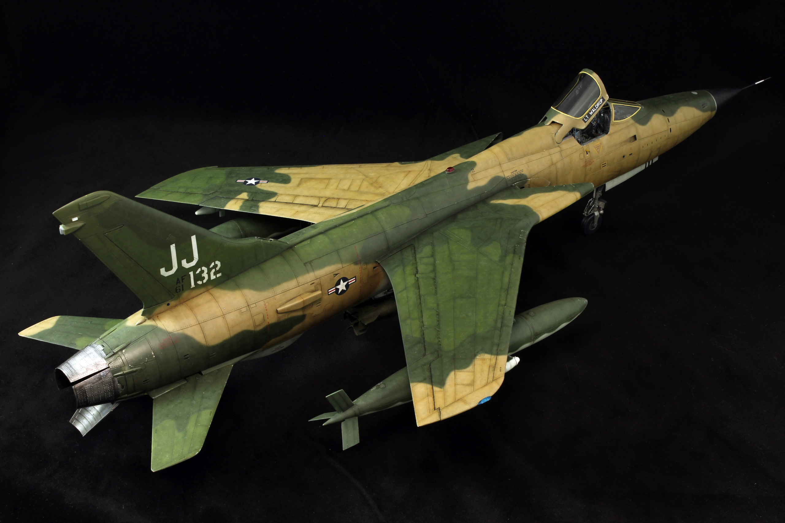 [Trumpeter] Republic F-105D Thunderchief  "Hanoï Special" 1/32 Img_3616