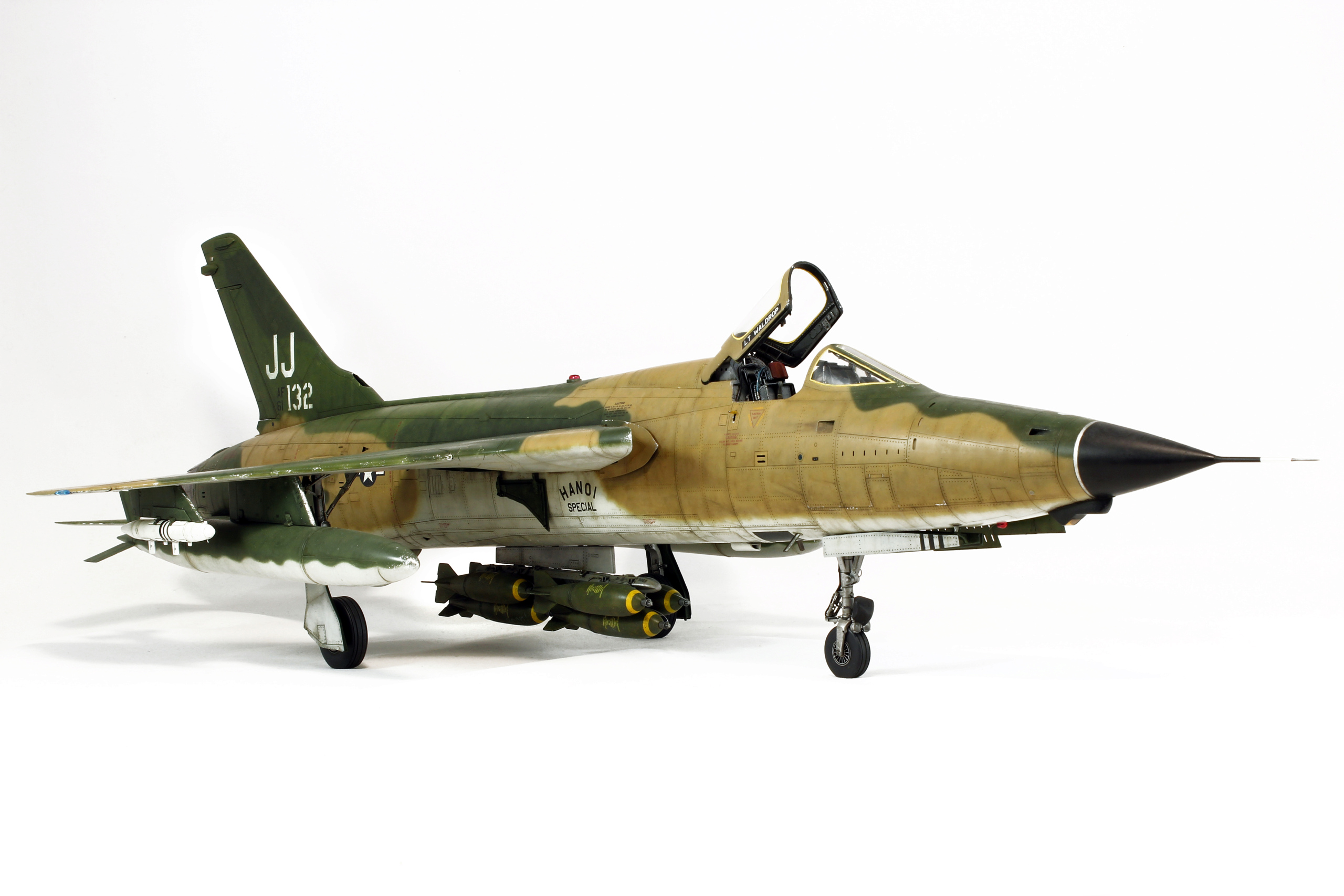 [Trumpeter] Republic F-105D Thunderchief  "Hanoï Special" 1/32 Img_3717