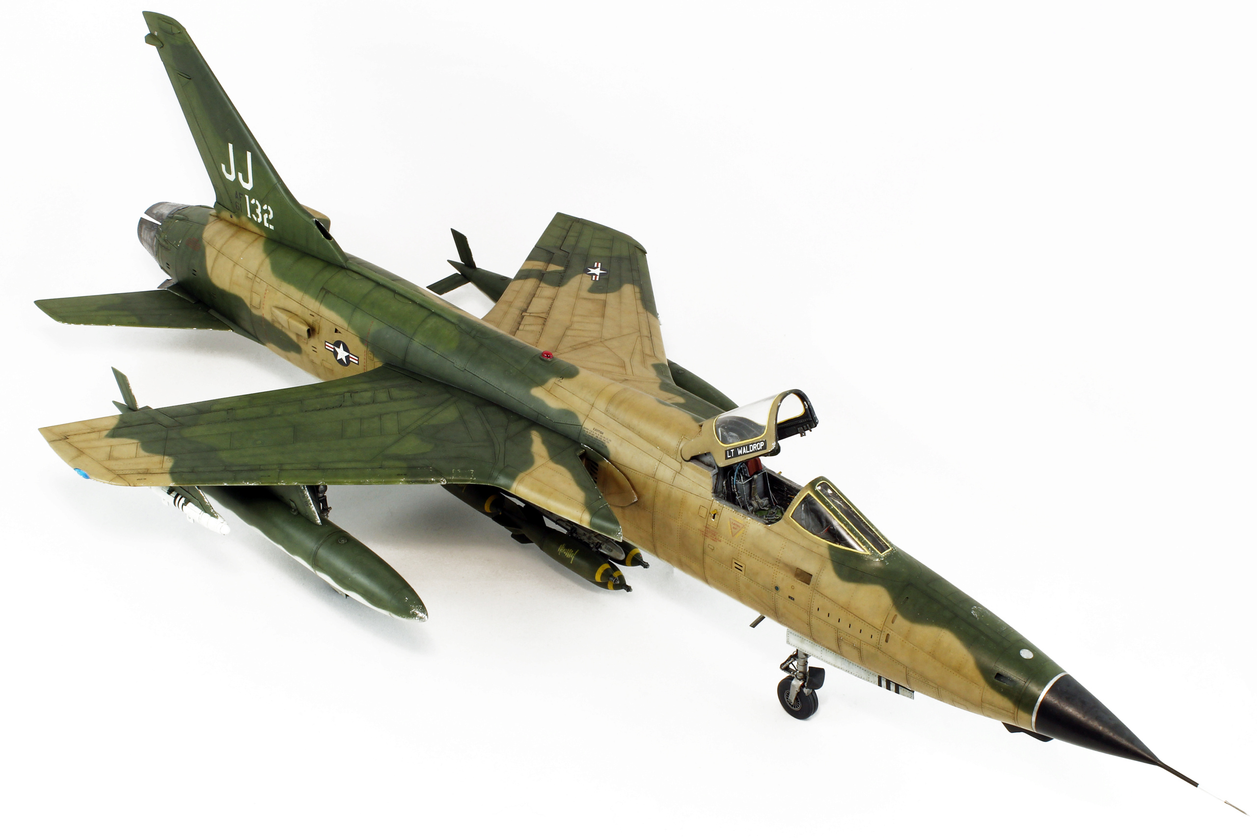 [Trumpeter] Republic F-105D Thunderchief  "Hanoï Special" 1/32 Img_3719