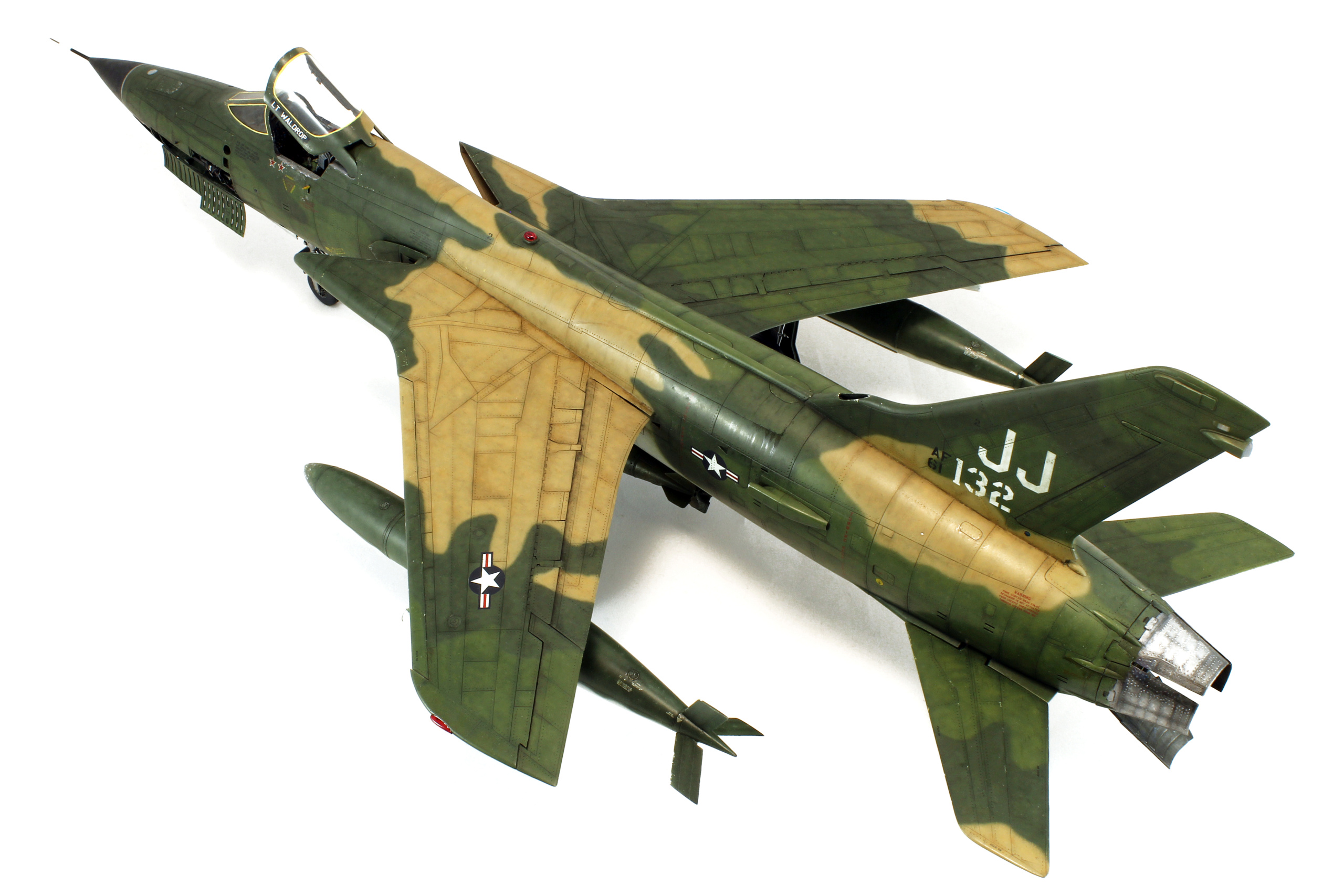 [Trumpeter] Republic F-105D Thunderchief  "Hanoï Special" 1/32 Img_3720