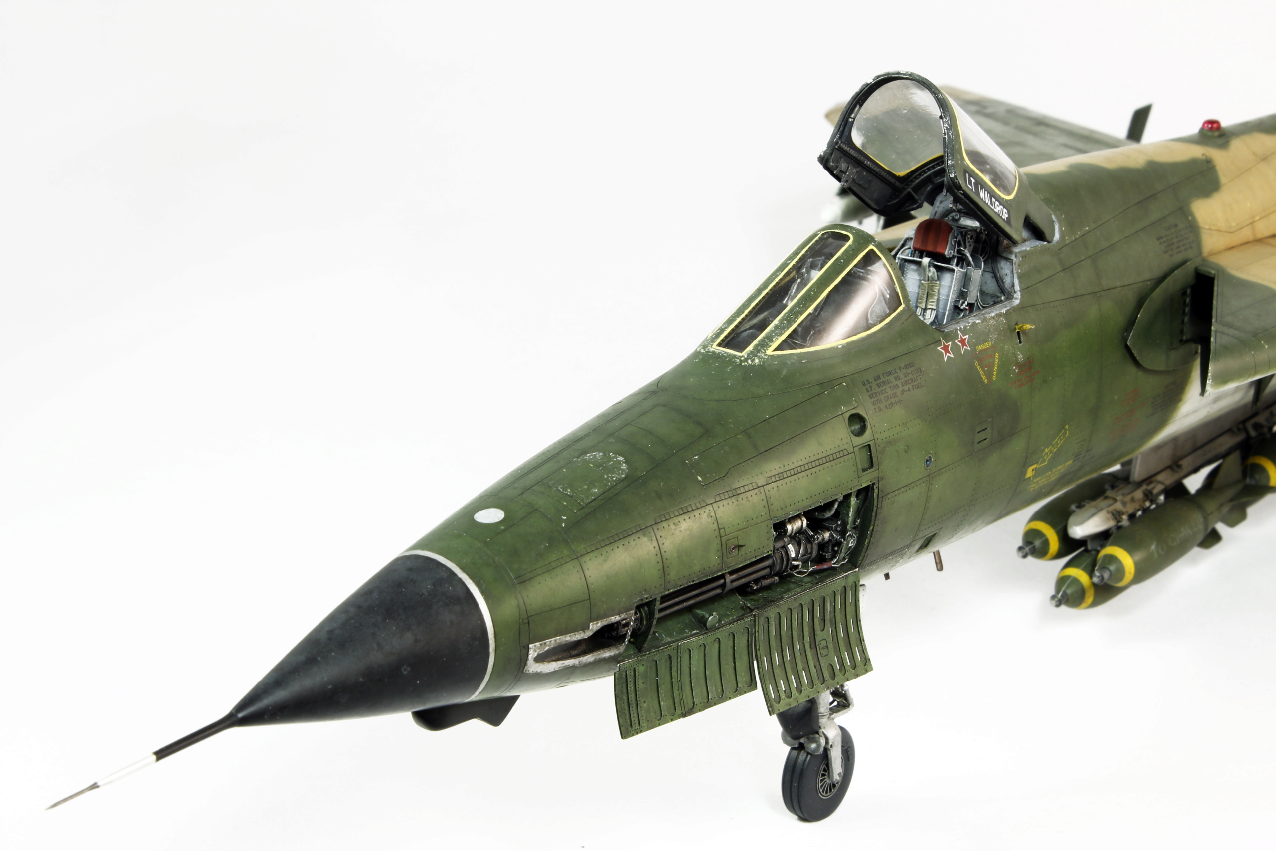 [Trumpeter] Republic F-105D Thunderchief  "Hanoï Special" 1/32 Img_3728