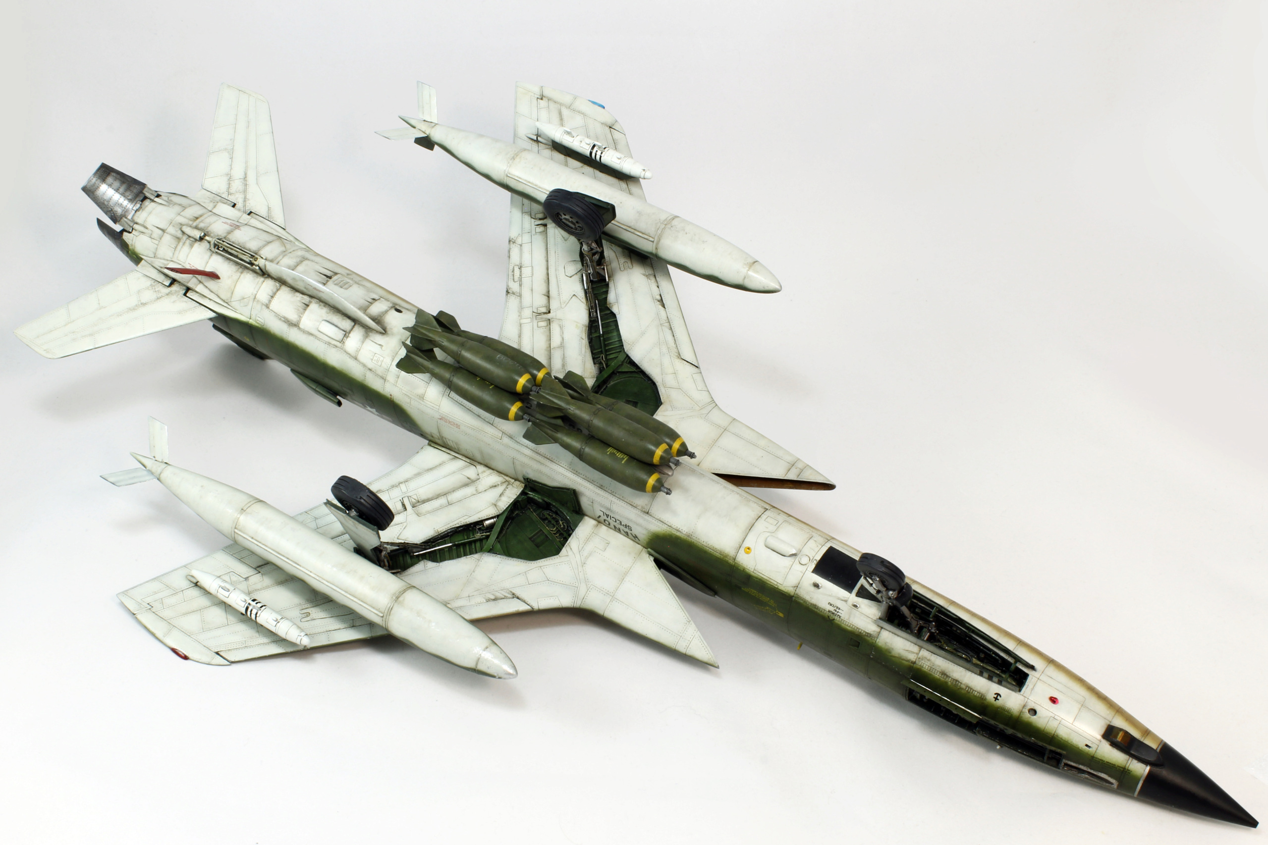 [Trumpeter] Republic F-105D Thunderchief  "Hanoï Special" 1/32 Img_3736