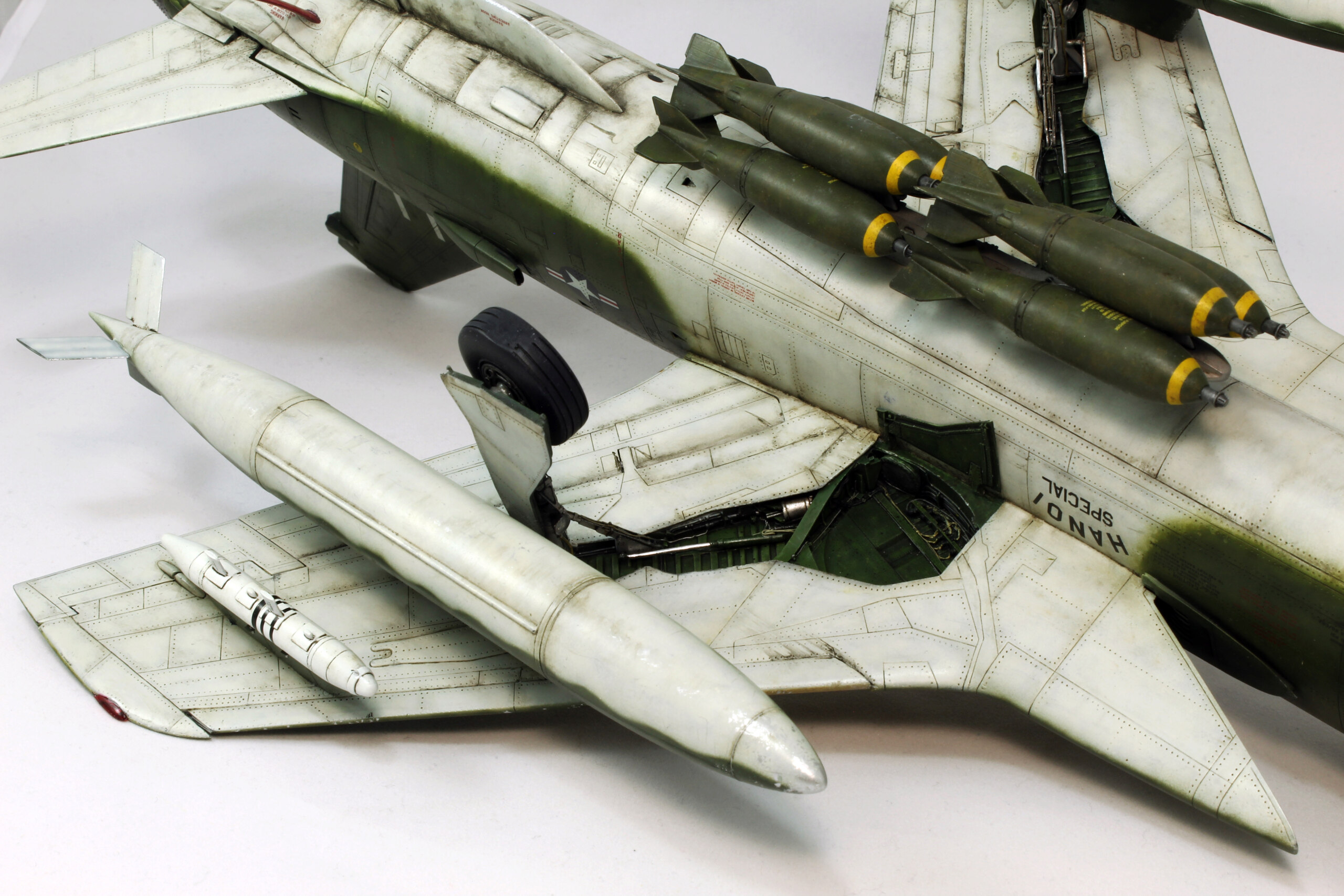 [Trumpeter] Republic F-105D Thunderchief  "Hanoï Special" 1/32 Img_3737