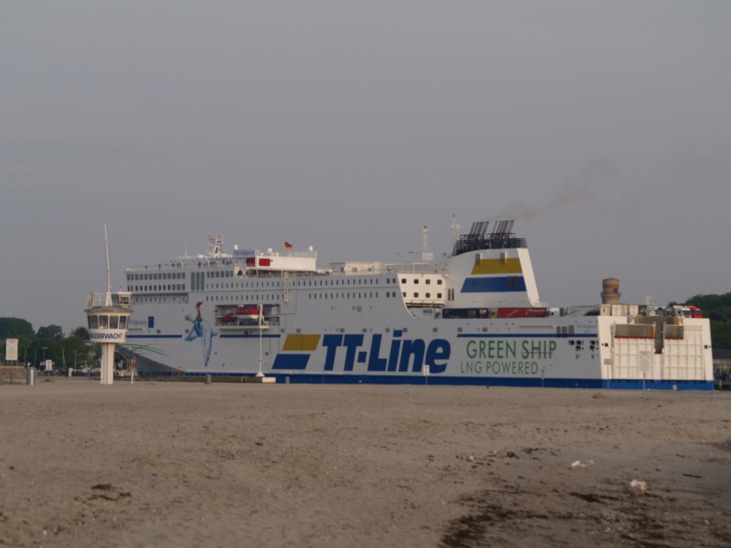 Schiffsverkehr vor Travemünde P5190911