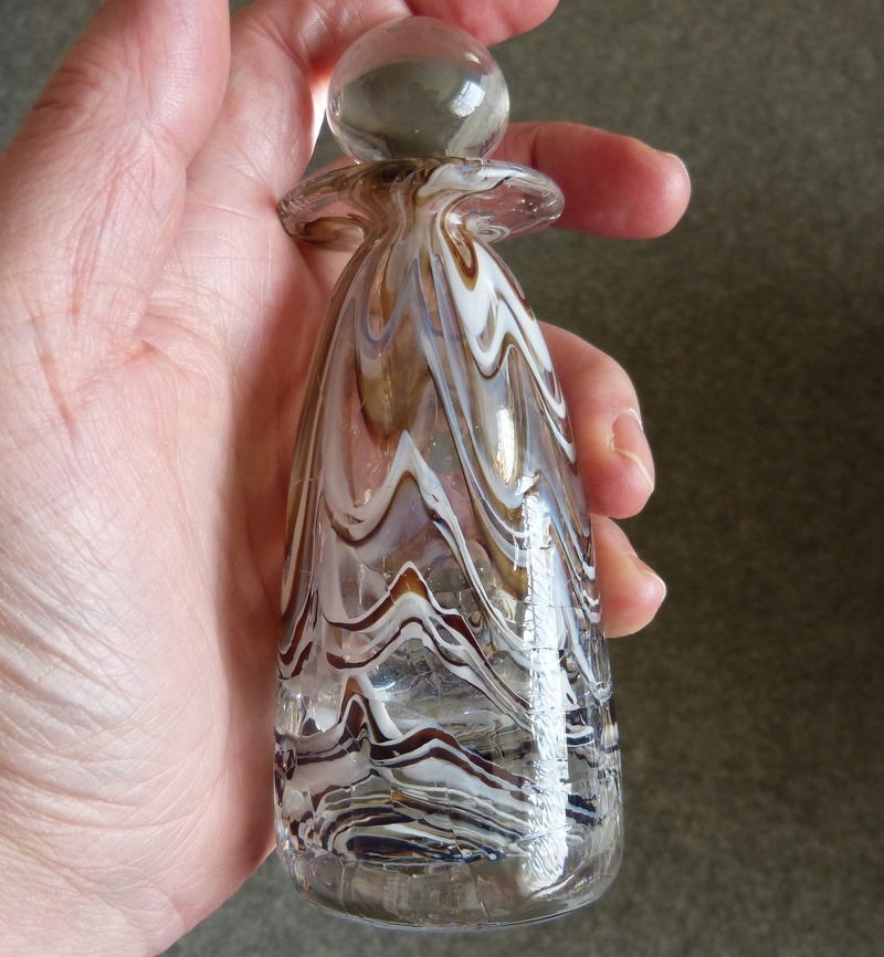 Perfume bottle ID help - OI or Q mark to base P2830311