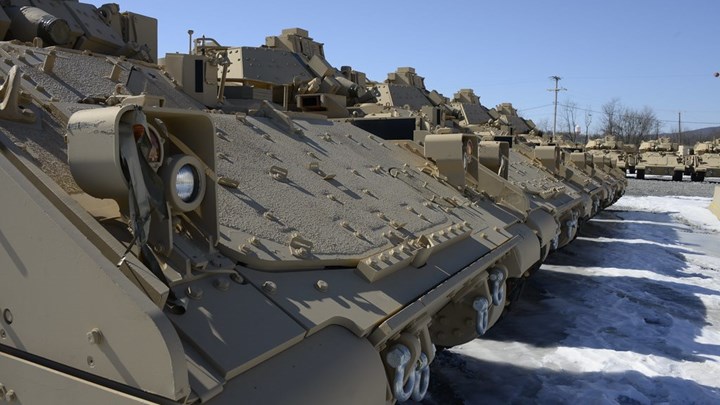اليونان ستحصل على 350 مدرعه M2A2 Bradley من المخزون الامريكي 80899610