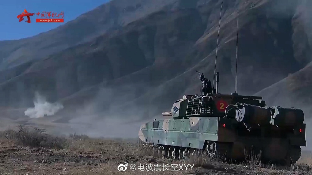 دبابه Type 15 الخفيفه تدخل الخدمه رسميا في الجيش الصيني  Esjwck10