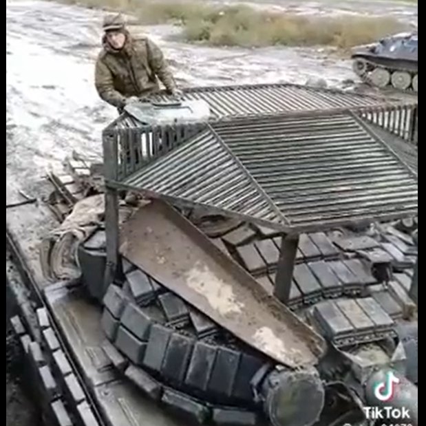 ظهور دبابة روسية نوع T-80 ذات دروع مرتجلة مضادة للطائرات بدون طيار تظهر في شبه جزيرة القرم Fe7fdf10