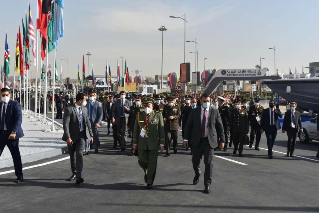 رئيس أركان الجيش الجزائري يزور مصر Ffyivr10