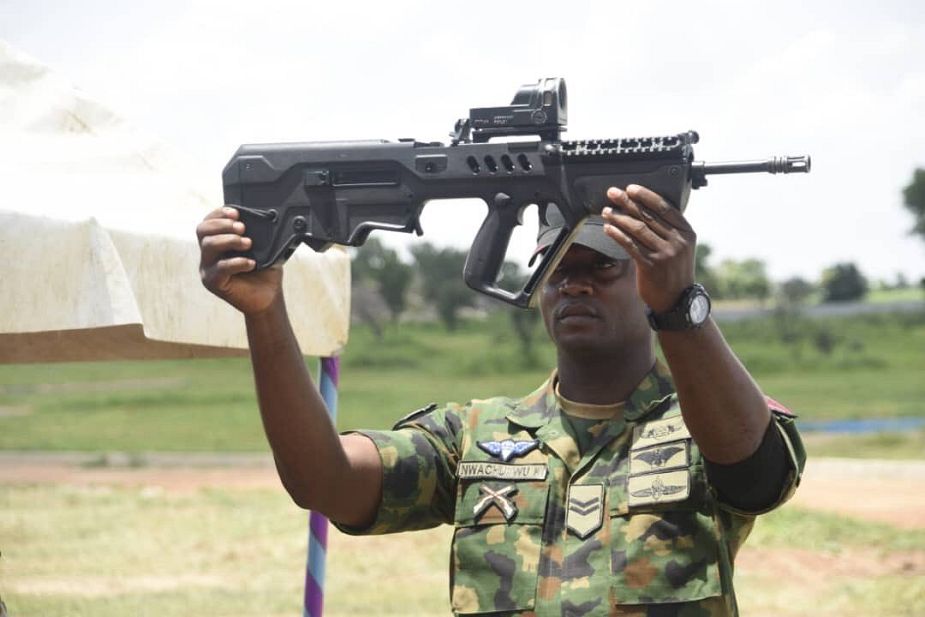سلاح الجو النيجيري يعتمد بندقيه Tavor الاسرائيليه كسلاح قياسي  Israel11