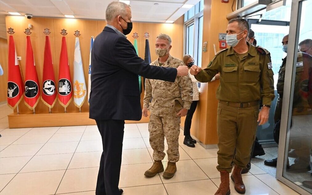 وزير الدفاع الإسرائيلي يزور الوحدة المسؤولة عن العمليات العسكرية في الخارج Whatsa10