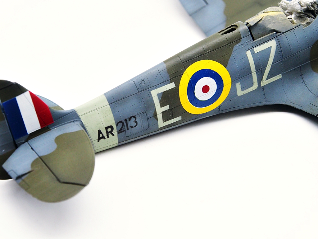 [GB Eduard] Spitfire HF Mk. VIII [Eduard Week-End] -1/48 - JF 364 N°32 Squadron - Foggia, Italie - début 1944 - Page 4 Cfb3a010