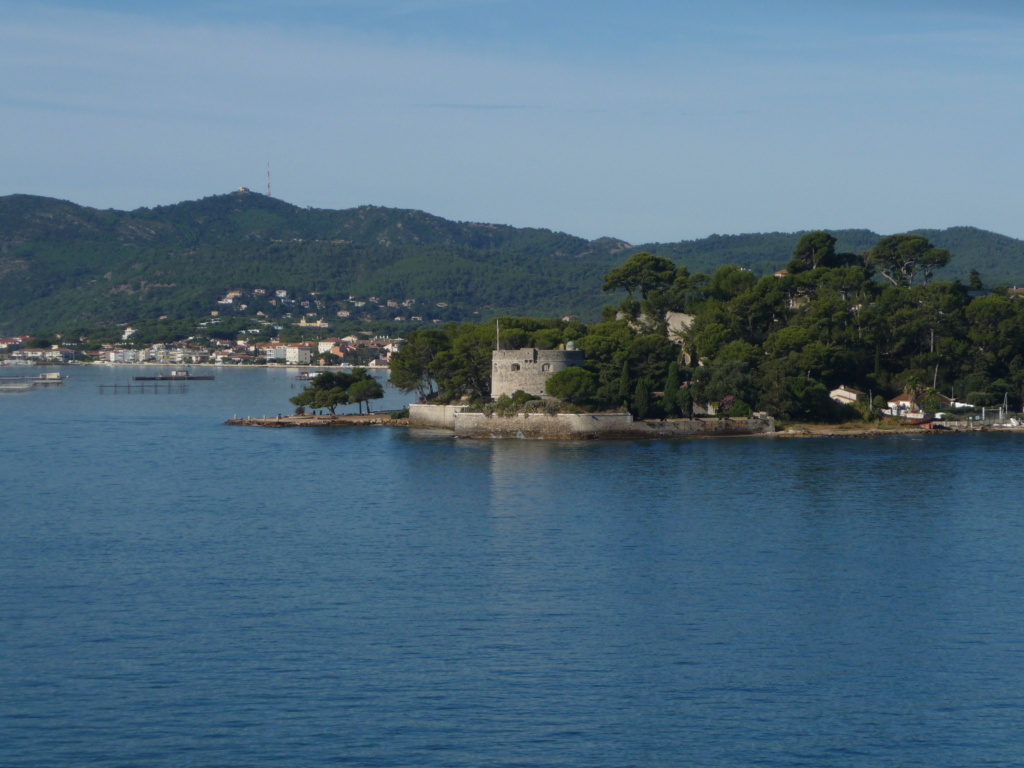 [Les Ports Militaires de Métropole] Visite de la rade de Toulon - Page 15 P1070820