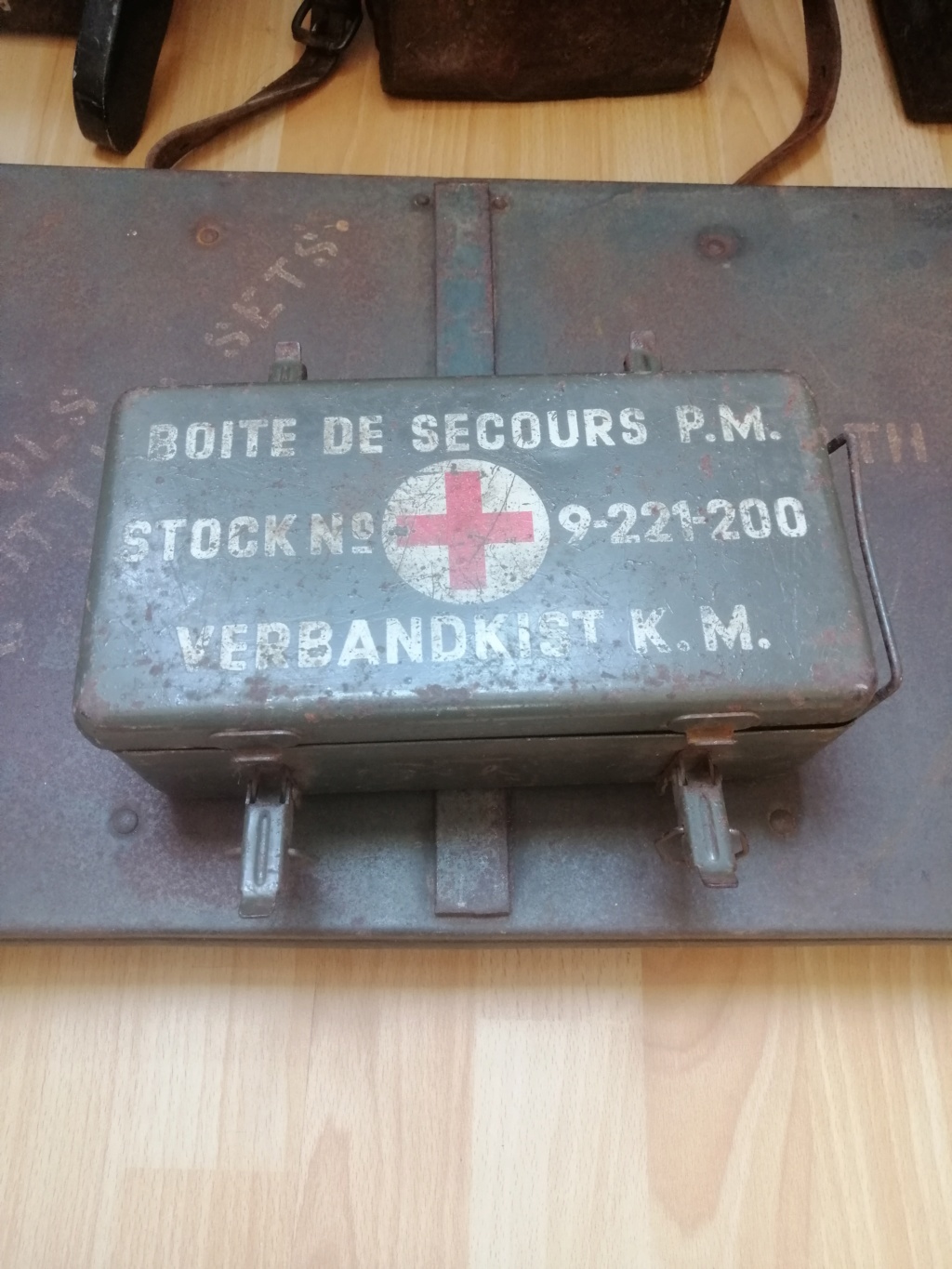 Boîte first Aid et caisse anglais  Img_2095