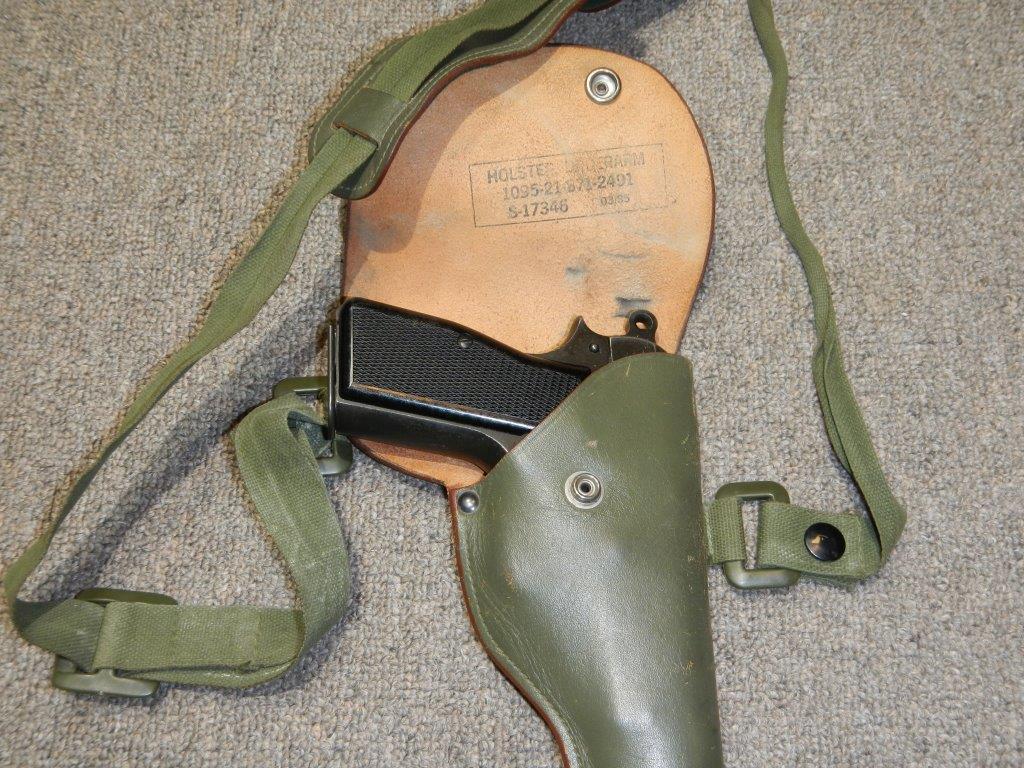 Étuis pour le pistolet canadien GP No 2 MK I* après-guerre Dscn4712