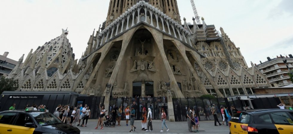 Après 137 ans, la Sagrada Familia obtient son permis de construire. La_sag10
