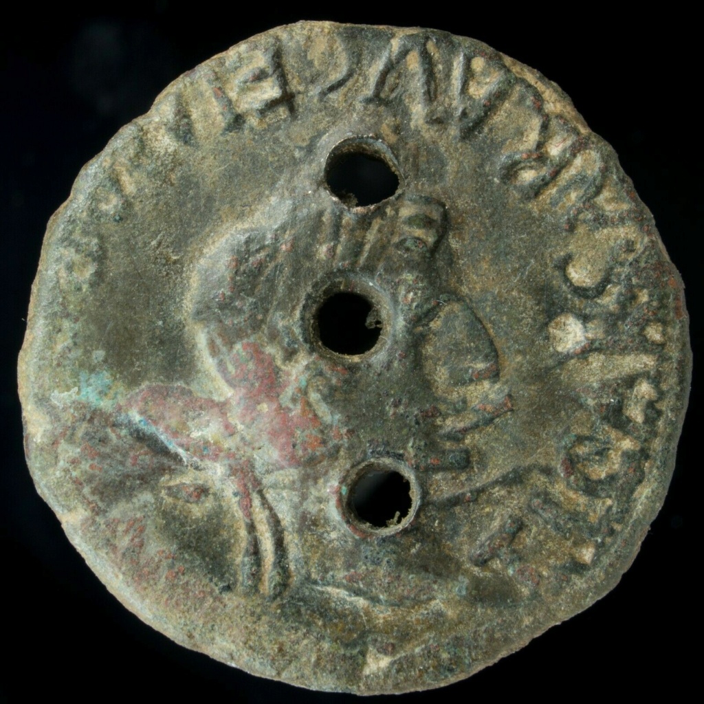 Bronces hispano-romanos e ibéricos con taladros o intentos de perforación S-l16010
