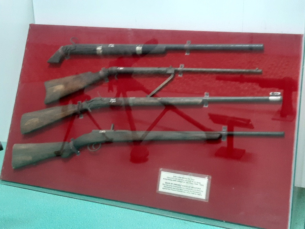 Musée Ho Chi Minh Da Nang : armes légères Viet110