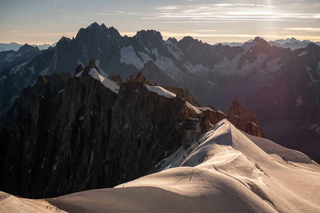 Le jour se lève depuis l'Aiguille du Midi P1000411