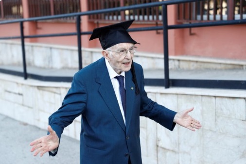 طلب العلم لا يتقيد بسن - إيطالي يتخرج من الجامعة بعمر 96 عاما 1-8-2010
