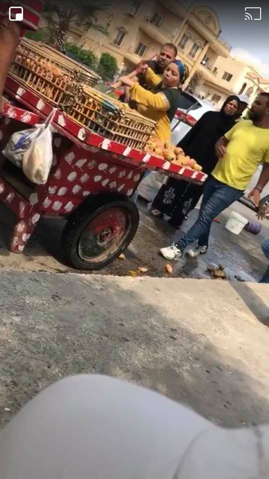 نشطاء الفيس بوك ينصرون  " بائع تين شوكى "أهانته موظفة و أمرت برمى بضاعته على الأرض فتم إلغاء ندبها 63101-10